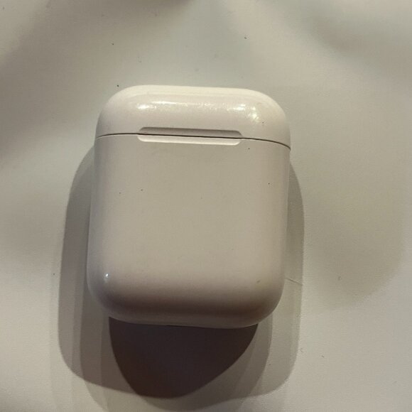 Apple AirPods USED - Picture 1 of 3